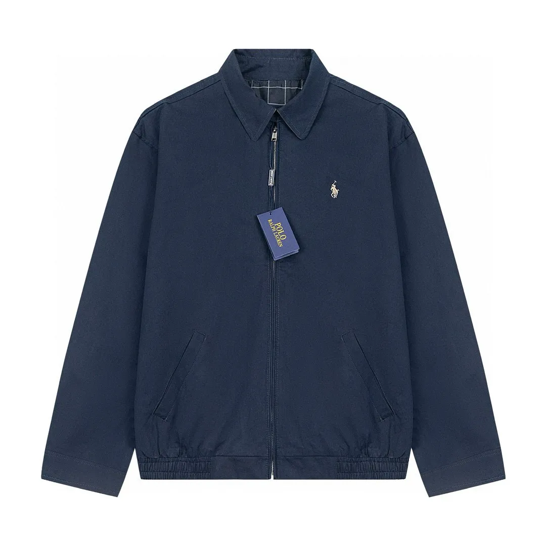 P300 model number: G317 Ralph Lauren's new 24ss classic embroidered logo lapel executive zipper jacket for both men and women. 1️⃣Selected from high-quality original developed pure cotton fabric, with customized plaid lining inside, the overall wear effect is very soft and comfortable. 2️⃣The workmanship details are perfectly controlled, with exquisite small logo embroidery on the chest, and the unique design style of splicing technology is used on the dropped shoulders to highlight your personality! The version is simple but not simple! 3️⃣ Complete with tag accessories, unisex design, and a very versatile jacket for men and women!  Color: black, navy blue, khaki Size: S, M, L, XL